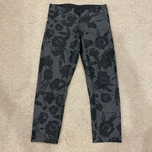 Cropped lulu lemon leggings. Size 6.